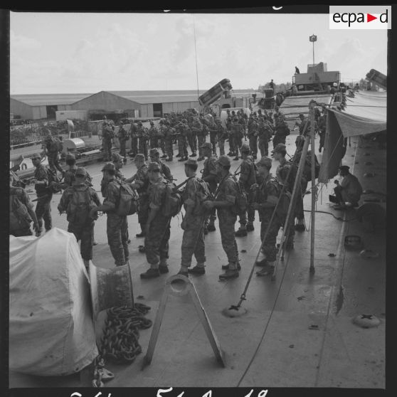 Le Bataillon d'Infanterie de Marine de Tahiti (BIMaT) est regroupé pour un exercice de débarquement du LST Cheliff.[Description en cours]