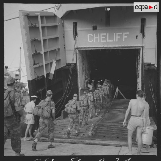 Le Bataillon d'Infanterie de Marine de Tahiti (BIMaT) est regroupé pour un exercice de débarquement du LST Cheliff.[Description en cours]