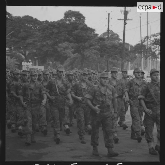 Le Bataillon d'Infanterie de Marine de Tahiti (BIMaT) est regroupé pour un exercice de débarquement du LST Cheliff.[Description en cours]