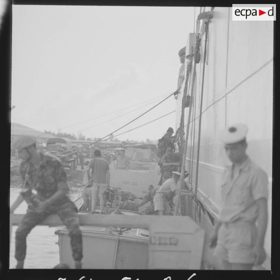 Le Bataillon d'Infanterie de Marine de Tahiti (BIMaT) s'exerce au débarquement depuis le LST Cheliff.[Description en cours]