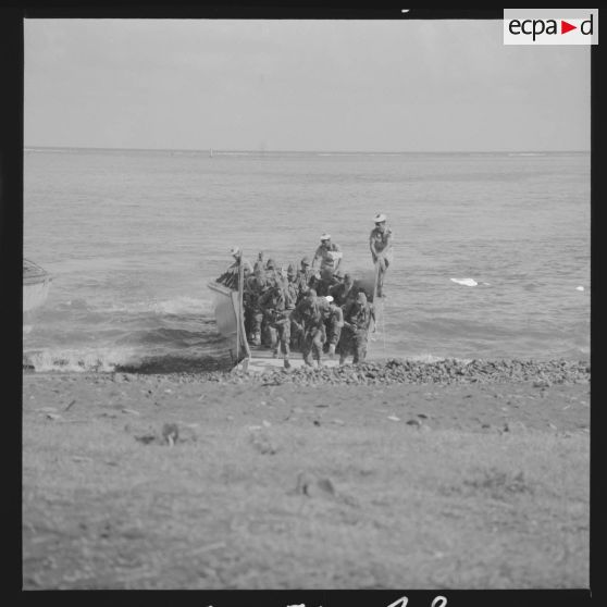 Exercice de débarquement de barges LCVP pour les hommes du Bataillon d'Infanterie de Marine de Tahiti (BIMaT).[Description en cours]