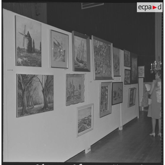 Perspective sur les différents panneaux de peintures de peintres professionnels et amateurs des armées exposées au 22e salon de l'Armée au cercle national des Armées à Paris.