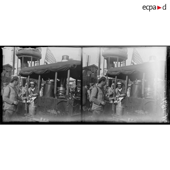 Compiègne, distribution de thé. [légende d'origine]