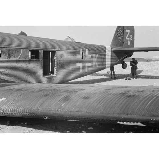 L'avion de transport Junkers J-52 codé "1Z+KV" piloté par Günter FRENZEL du III./KG.z.b.V. 1.