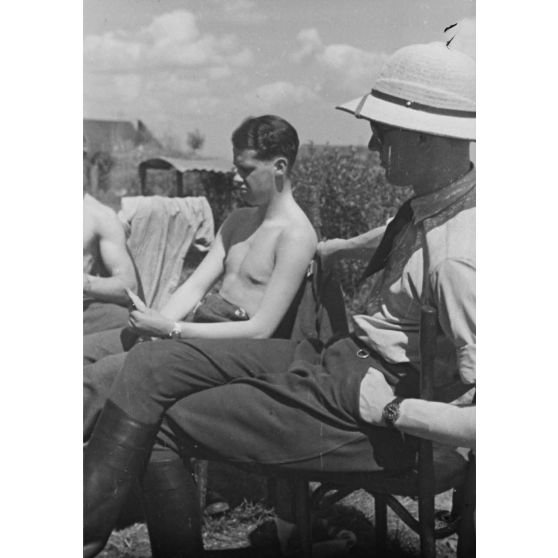 Sur le terrain de Villacoublay-Nord, des pilotes du Jagdfliegerschule 5.