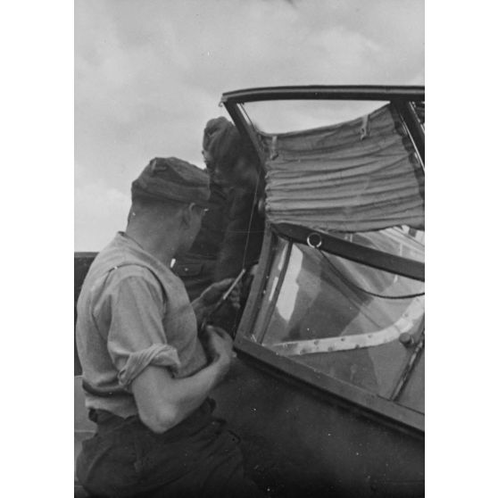 Sur le terrain de Villacoublay-Nord, des mécaniciens préparent un Bf-108 Taifun  du Jagdfliegerschule 5.