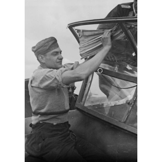 Sur le terrain de Villacoublay-Nord, des mécaniciens préparent un Messerschmitt Bf-109 du Jagdfliegerschule 5.