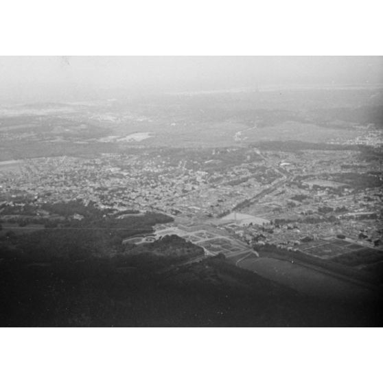 Durant le vol d'entraînement, les pilotes de Messerschmitt Bf-109 du Jagdfliegerschule 5 survolent le château de Versailles et ses jardins.