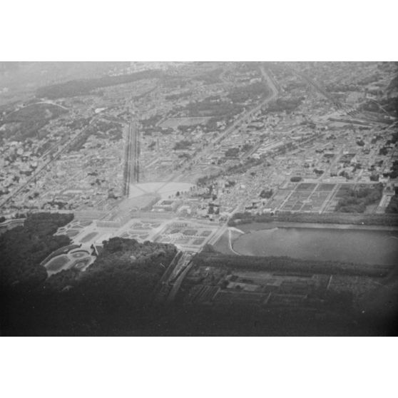 Durant le vol d'entraînement, les pilotes de Messerschmitt Bf-108 Taifun du Jagdfliegerschule 5 survolent le château de Versailles et ses jardins.