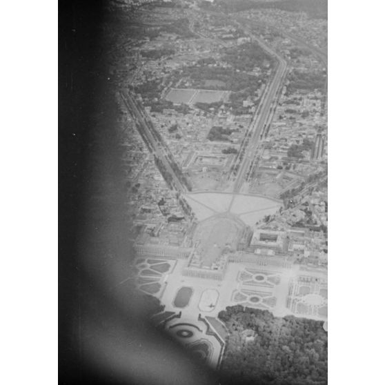 Durant le vol d'entraînement, les pilotes de Messerschmitt Bf-108 Taifun du Jagdfliegerschule 5 survolent le château de Versailles et ses jardins.