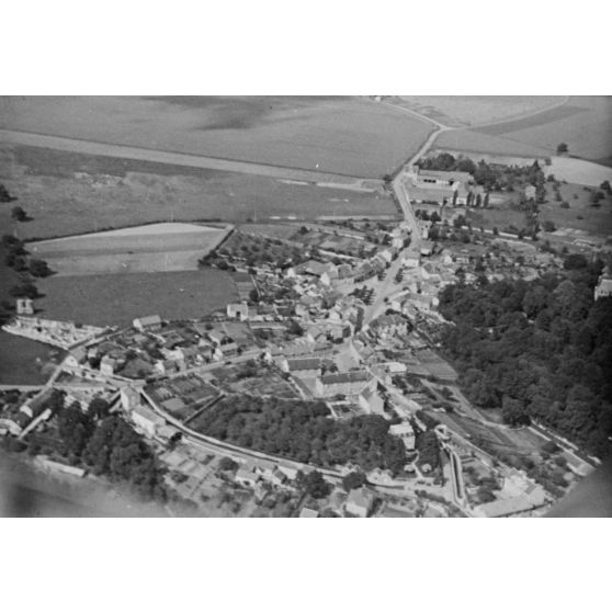 Durant le vol d'entraînement, les pilotes de Messerschmitt Bf-108 Taifun du Jagdfliegerschule 5 survolent le château de Versailles et ses jardins.