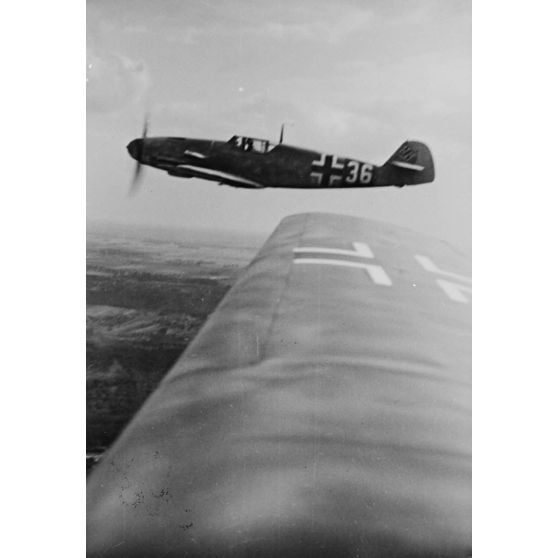 Un Bf-109 F du Jagdfliegerschule 5 survole la région parisienne.