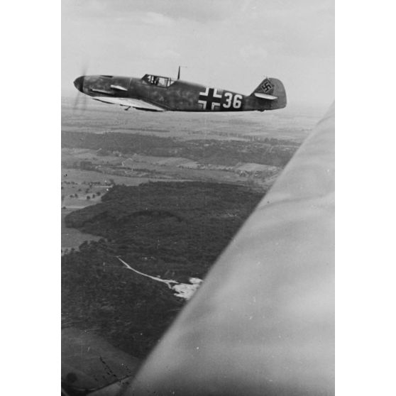 Un Bf-109 F du Jagdfliegerschule 5 survole la région parisienne.
