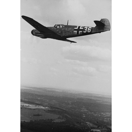 Un Bf-109 F du Jagdfliegerschule 5 survole la région parisienne.