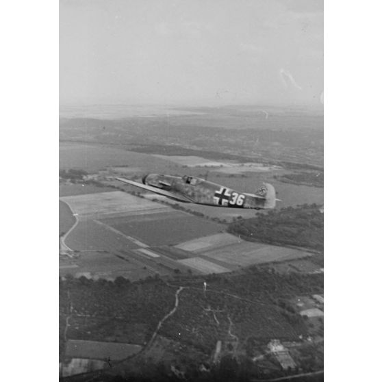 Un Bf-109 F du Jagdfliegerschule 5 survole la région parisienne.