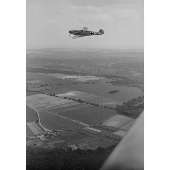 Un Bf-109 F du Jagdfliegerschule 5 survole la région parisienne.