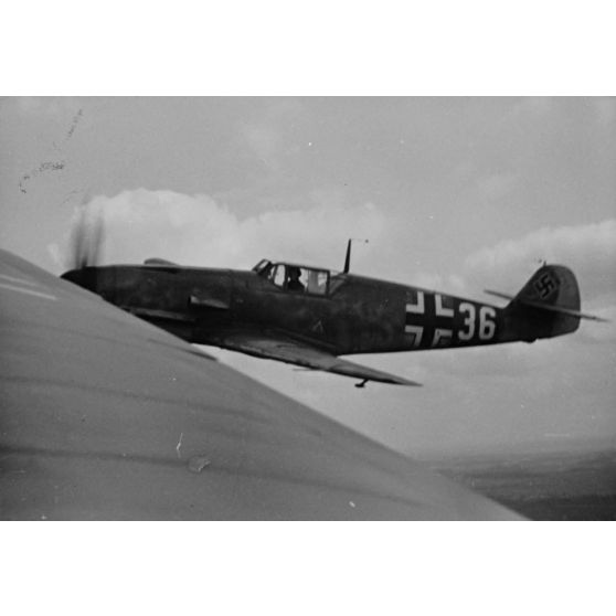 Un Bf-109 F du Jagdfliegerschule 5 survole la région parisienne.