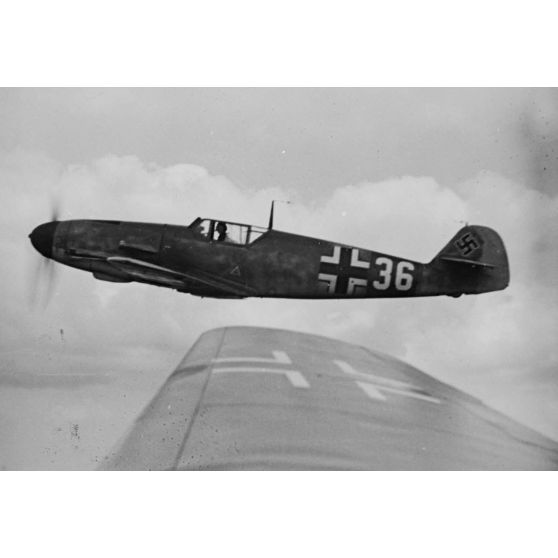 Un Bf-109 F du Jagdfliegerschule 5 survole la région parisienne.