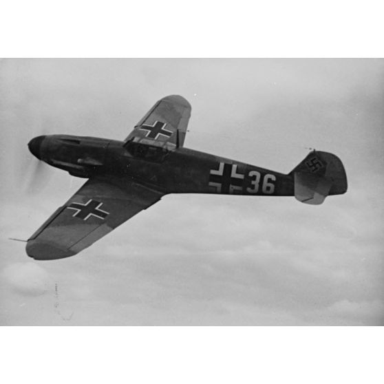 Un Bf-109 F du Jagdfliegerschule 5 survole la région parisienne.