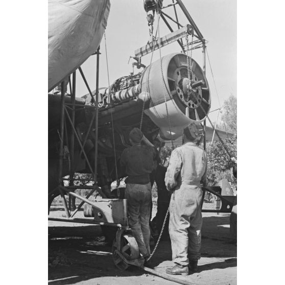 Des mécaniciens du Aufklärungsgruppe 123 effectuent le changement du moteur Jumo d'un bombardier Junkers Ju-88.