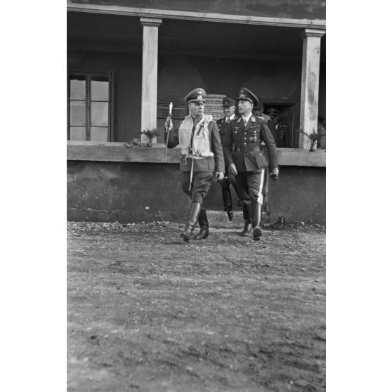 Sur le terrain d'aviation d'Héraklion (Crète), le maréchal Erwin Rommel en compagnie du général (Generalleutnant) von Waldau le général (Generalmajor) Müller.