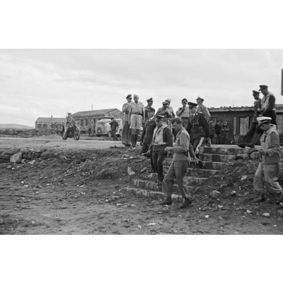 Sur le terrain d'aviation d'Héraklion (Crète), le maréchal Erwin Rommel en compagnie du général (Generalleutnant) von Waldau le général (Generalmajor) Müller.