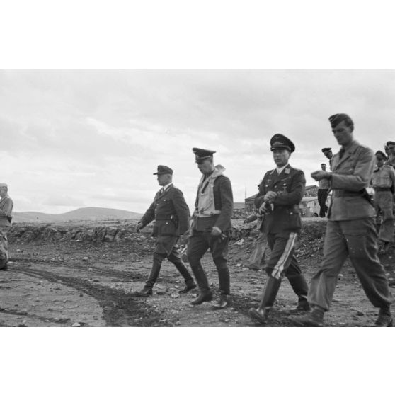 Sur le terrain d'aviation d'Héraklion (Crète), le maréchal Erwin Rommel en compagnie du général (Generalleutnant) von Waldau le général (Generalmajor) Müller.