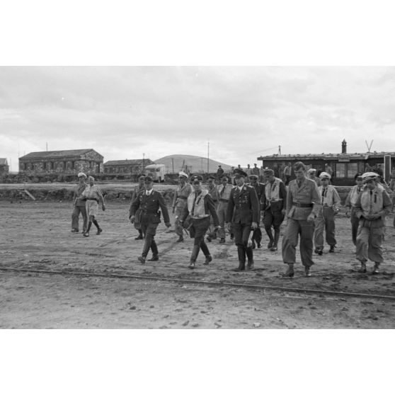 Sur le terrain d'aviation d'Héraklion (Crète), le maréchal Erwin Rommel en compagnie du général (Generalleutnant) von Waldau le général (Generalmajor) Müller.