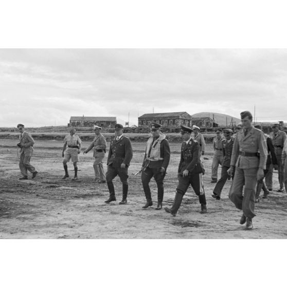 Sur le terrain d'aviation d'Héraklion (Crète), le maréchal Erwin Rommel en compagnie du général (Generalleutnant) von Waldau le général (Generalmajor) Müller.