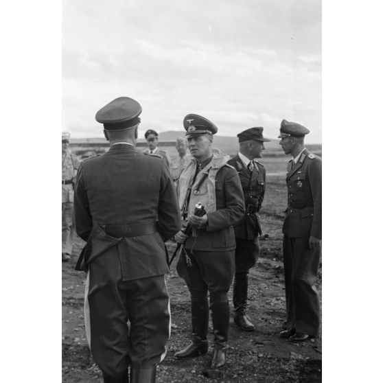 Sur le terrain d'aviation d'Héraklion (Crète), le maréchal Erwin Rommel en compagnie du général (Generalleutnant) von Waldau le général (Generalmajor) Müller.