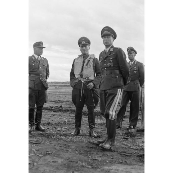 Sur le terrain d'aviation d'Héraklion (Crète), le maréchal Erwin Rommel en compagnie du général (Generalleutnant) von Waldau le général (Generalmajor) Müller.