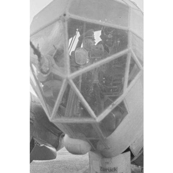 A bord d'un Dornier Do-215, le maréchal Erwin Rommel quitte le terrain d'Héraklion pour l'Egypte.