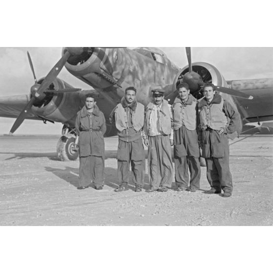 Sur le terrain d'aviation d'Héraklion, l'équipage d'un Savoia Marchetti qui vient de couler un destroyer britannique à 30 kilomètres au large d'Alexandrie.