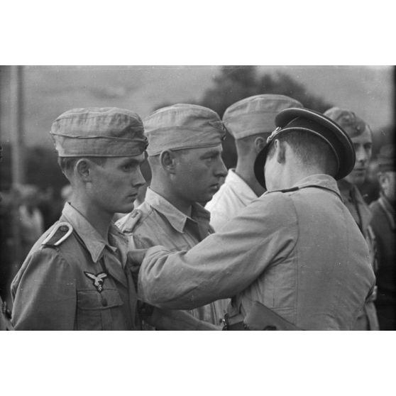A Kastelli, le capitaine (Hauptmann) Meyer remet des décorations à des membres d'une unité de reconnaissance (Fernaufklärungsgruppe).