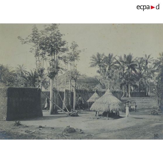 Entrée d'un village Dahoméen. Les fétiches. [signé NB]<br>