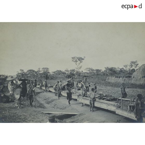 Convoi du pont métallique du Zou. [légende d'origine]<br>