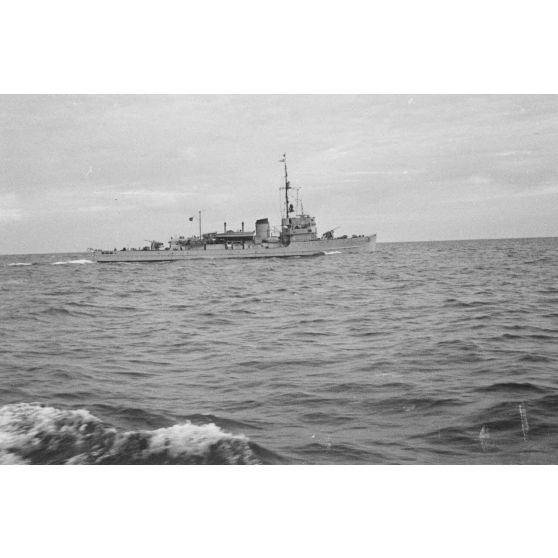 Un dragueur de mines de la Kriegsmarine patrouille en vue de la destruction de mines anglaises.