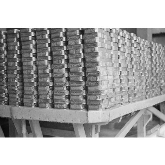 Au sein de la fabrique de sardines de Douarnenez, les stocks de la marque L. Peletier.