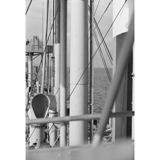 Artilleurs de la DCA (FlaK) à bord d'un briseur de blocus (Sperrbrecher).