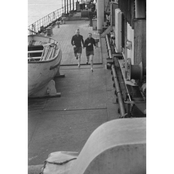 Footing à bord d'un dragueur de mines (Sperrbrecher).