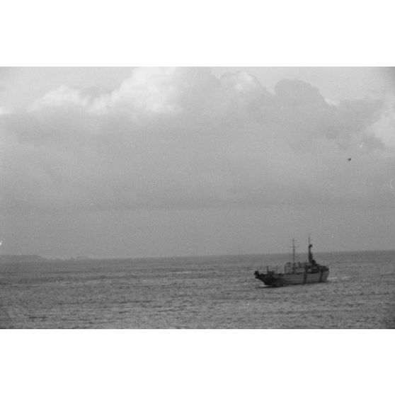 Navire à proximité du Sperrbrecher.