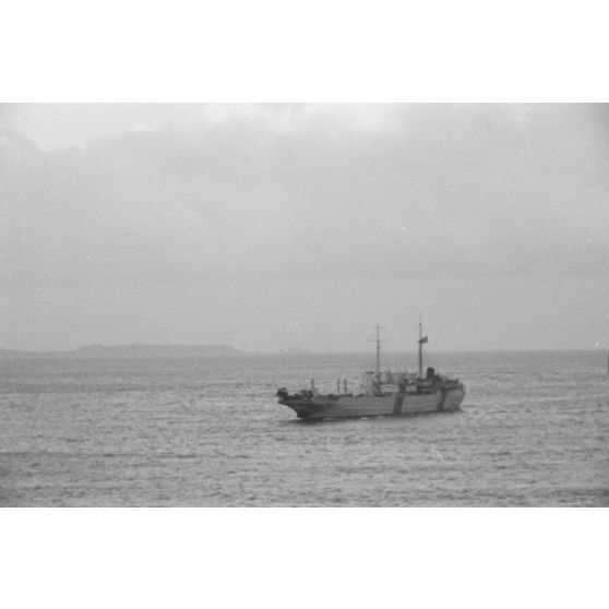 Navire à proximité du Sperrbrecher.