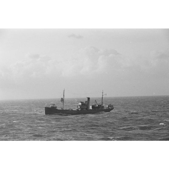 Navire à proximité du Sperrbrecher.