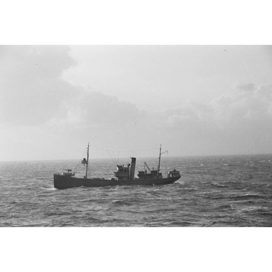 Navire à proximité du Sperrbrecher.