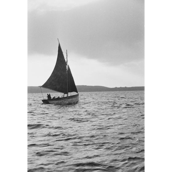 Pêcheurs à proximité du briseur de blocus.