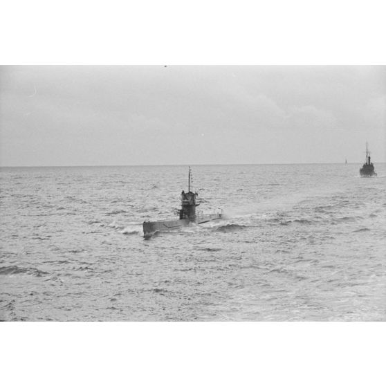 Retour à Brest du sous-marin U-Boot U-83 commandé par le Kapitänleutnant Hans-Werner Kraus.