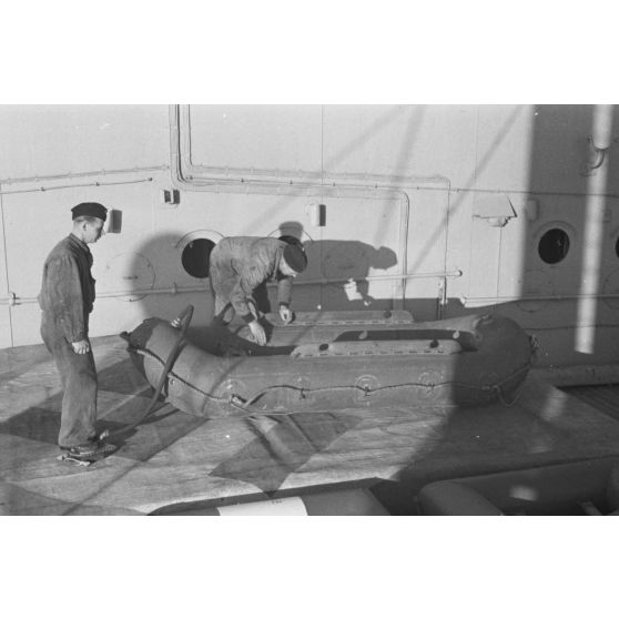 Gonflage d'un bateau de sauvetage à bord du dragueur de mines allemand surnommé briseur de blocus (Sperrbrecher).