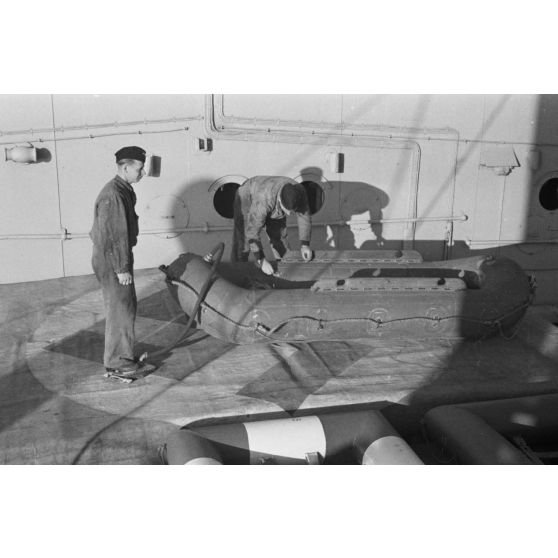 Gonflage d'un bateau de sauvetage à bord du dragueur de mines allemand surnommé briseur de blocus (Sperrbrecher).