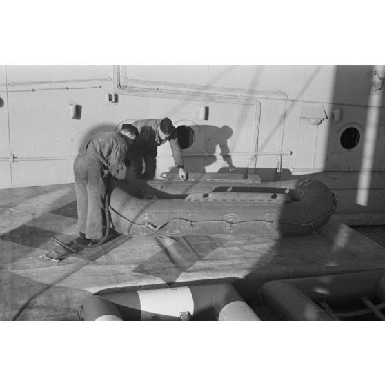 Gonflage d'un bateau de sauvetage à bord du dragueur de mines allemand surnommé briseur de blocus (Sperrbrecher).