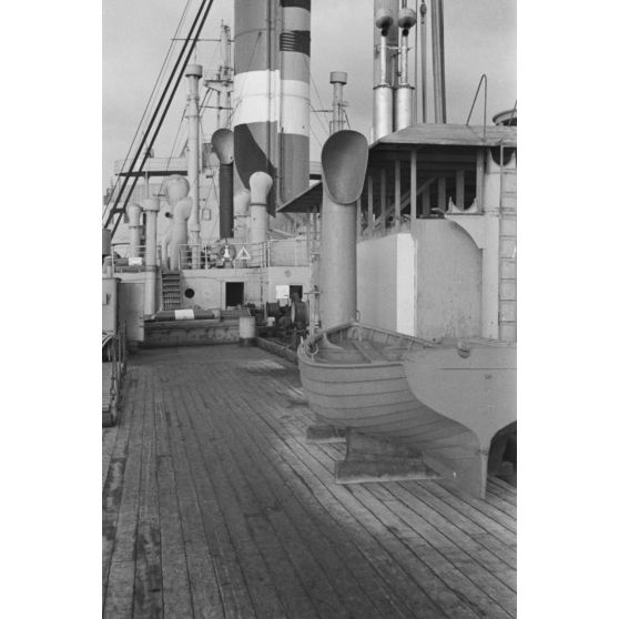 A bord du dragueur de mines allemand surnommé briseur de blocus (Sperrbrecher).